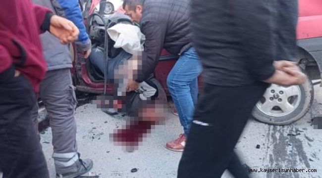 Kamyon ile hafif ticari araç kafa kafaya çarpıştı: 1 ağır yaralı