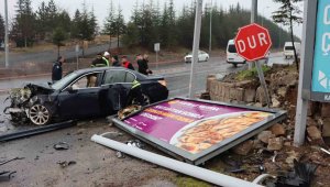 Otomobil istinat duvarına çarptı: 2'si ağır 4 yaralı
