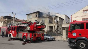 3 katlı ikametin çatı katı yandı: 1 kişi dumandan etkilendi