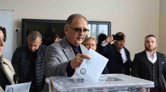 Bakan Özhaseki: "İnsanların siyasi tercihi başımızın üstünde"