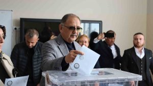 Bakan Özhaseki: "İnsanların siyasi tercihi başımızın üstünde"