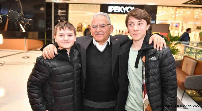 Başkan Büyükkılıç'a AVM'de yoğun ilgi