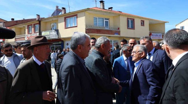 Başkan Büyükkılıç'tan sevgi ve hediye dolu Sarız buluşması