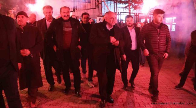 Başkan Esat Öztürk mahallelerde coşkuyla karşılanıyor