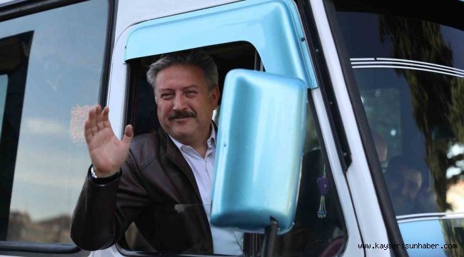 Başkan Palancıoğlu klasik araçlarla bayram havasında seçim turu attı