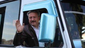 Başkan Palancıoğlu klasik araçlarla bayram havasında seçim turu attı