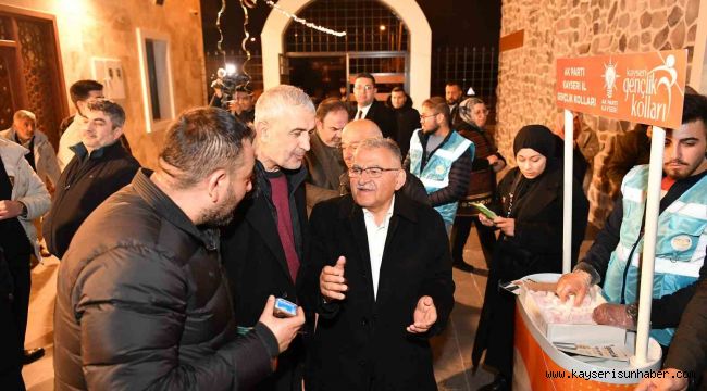 Büyükkılıç, teravih sonrası vatandaşlarla buluştu