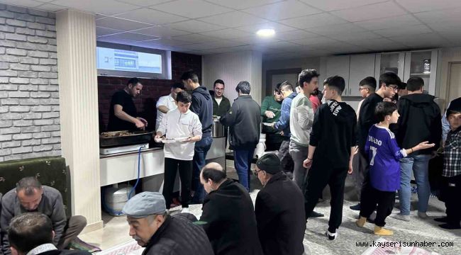 Erkilet'te gençler iftarda bir arada