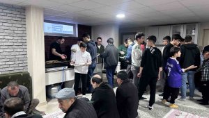 Erkilet'te gençler iftarda bir arada