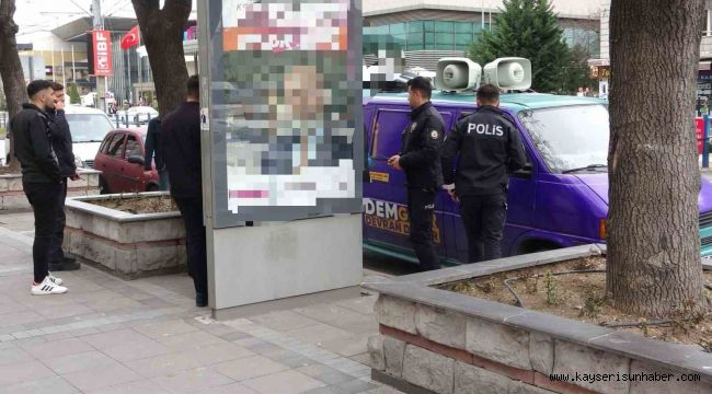 Kayseri'de DEM Parti'nin seçim aracı kurşunlandı