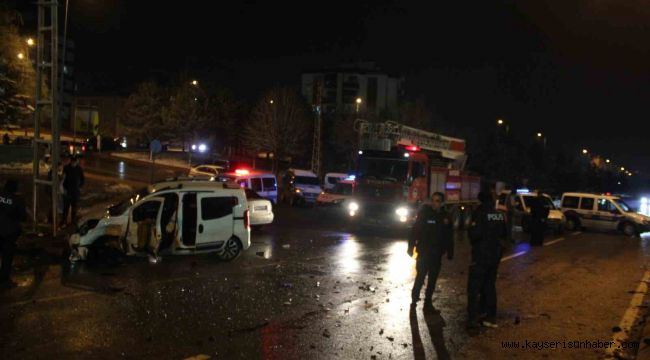Kayseri'de hafif ticari araç ile pikap çarpıştı: 5 yaralı