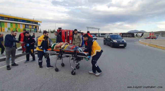 Kayseri'de ilginç kaza: Üzerindeki yük kamyoneti devirdi