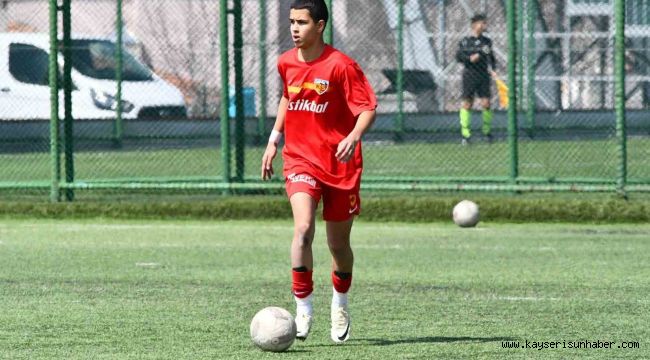 Kayserispor'un genç oyuncusu Aras Çelik'e milli davet