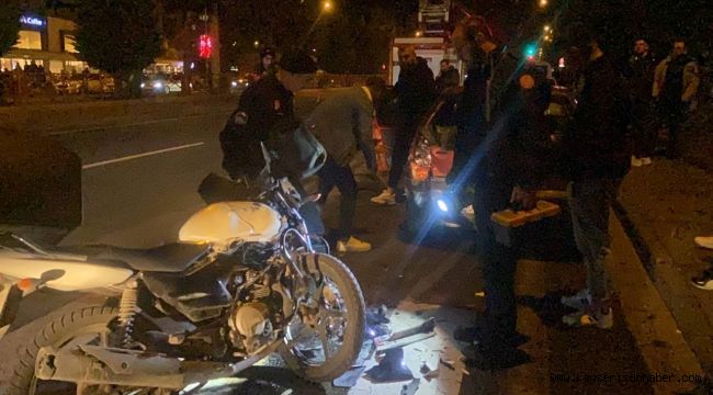 Motosiklet park halindeki otomobile çarptı: 2 yaralı