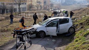 Otomobil yavaşlayan araca arkadan çarptı: 2 yaralı