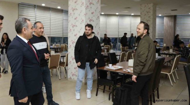 Rektör Altun ilk iftarı öğrencilerle açtı