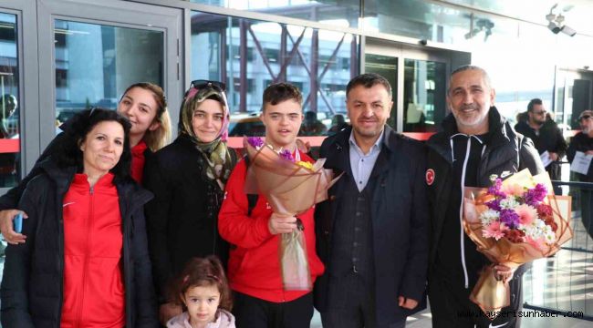 Şampiyonlara çiçekli karşılama