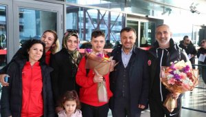 Şampiyonlara çiçekli karşılama