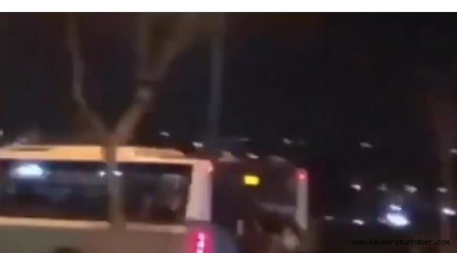 Tehlikeli yolculuk kamerada: Halk otobüsünün arkasında asılıp yolculuk yaptılar