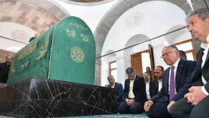 Başkan Büyükkılıç mazbatayı aldı; Seyyid Burhaneddin Hazretleri Türbesi'ni ziyaret etti