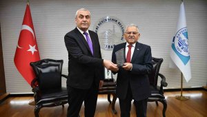 Başkan Büyükkılıç'a eğitimcilerden teşekkür plaketi