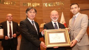 Başkan Çolakbayrakdar mazbatasını aldı