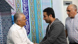 Büyükkılıç; Talas'ta teravih namazı sonrası vatandaşla buluştu