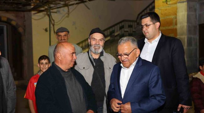 Büyükkılıç; teravih sonrası vatandaşlarla kucaklaştı