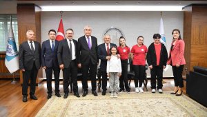 Çocuk başkan büyükşehir koltuğuna oturdu, Çanakkale gezisi talimatı verdi