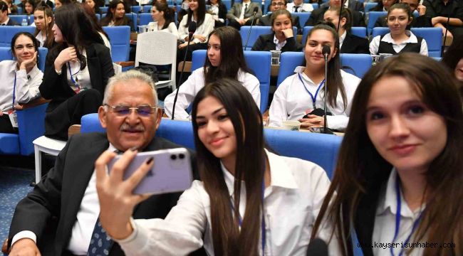 Genç dostu başkan, öğrencilere TBMM gezisi sözü verdi