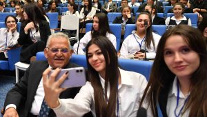 Genç dostu başkan, öğrencilere TBMM gezisi sözü verdi