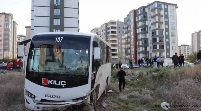 Hafif ticari araçla çarpışan işçi servisi tarlaya girdi: 1 ölü, 5 yaralı