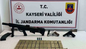 Kaçak silah ticareti yapan şahıs jandarmadan kaçamadı