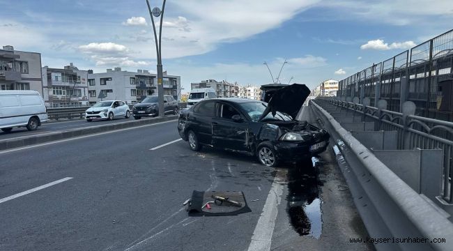 Kayseri'de otomobil aydınlatma direğine çarptı: 1'i ağır 2 yaralı
