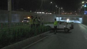 Kayseri'de otomobil tramvay yolunu girdi: 2 yaralı