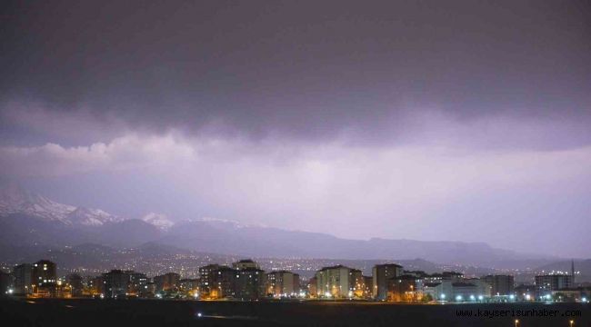 Kayseri'de şimşekler geceyi aydınlattı