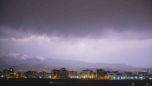 Kayseri'de şimşekler geceyi aydınlattı