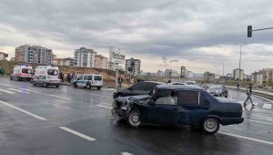 Otomobiller çarpıştı: 3 yaralı