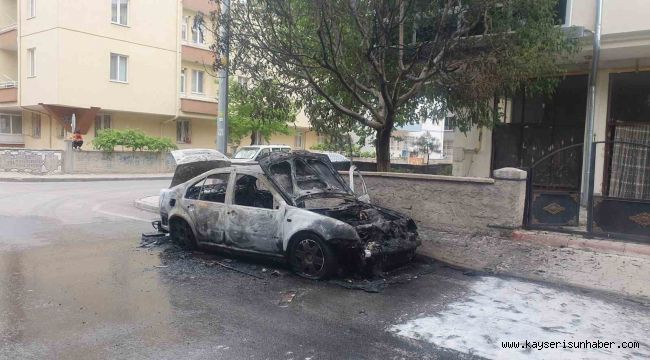 Park halindeki otomobil yanarak küle döndü