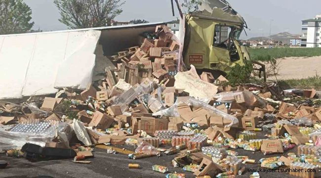 Tır devrildi, içecekler yola savruldu