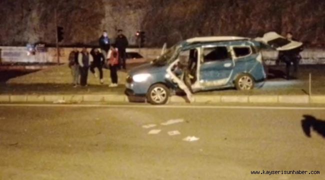 Tır, hafif ticari araca çarptı: 2 ölü, 1 yaralı