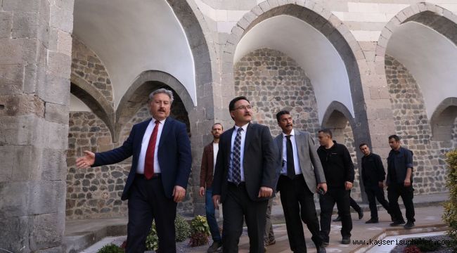 Vali Çiçek, restorasyonu tamamlanan Köşk Medrese'ye hayran kaldı