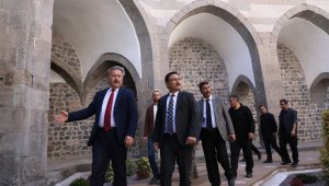 Vali Çiçek, restorasyonu tamamlanan Köşk Medrese'ye hayran kaldı