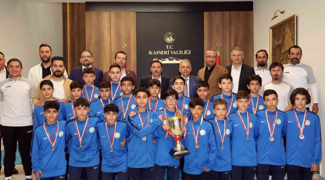 Vali Çiçek'ten Türkiye Şampiyonu takıma 100 bin lira ödül