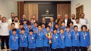Vali Çiçek'ten Türkiye Şampiyonu takıma 100 bin lira ödül