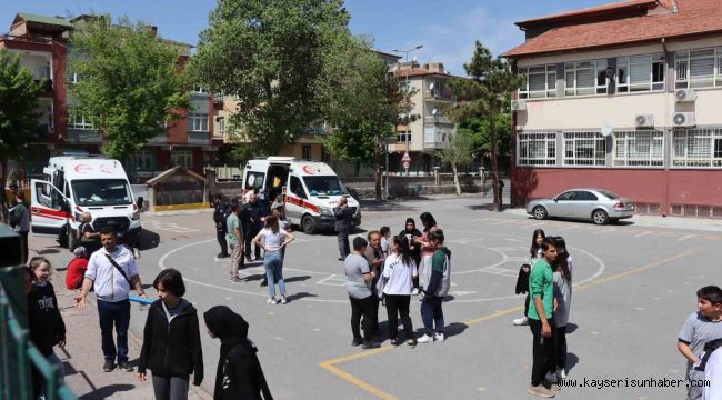 Zehirlenen öğrencilerle ilgilenmek yerine, basın mensuplarına saldırdılar