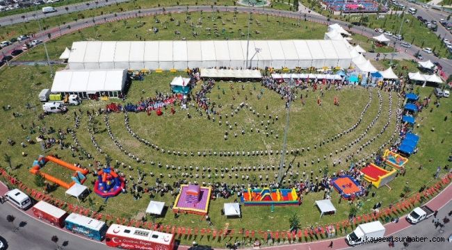 500 öğrenciden ay-yıldızlı 'zeybek' gösterisi