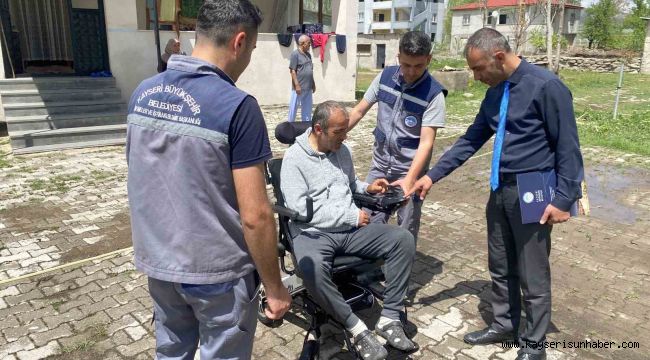 Başkan Büyükkılıç'tan akülü tekerlekli sandalye istedi, anında talebi karşılandı