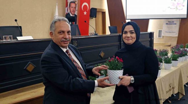 Başkan Yalçın Anneler Günü'nü çiçeklerle kutladı