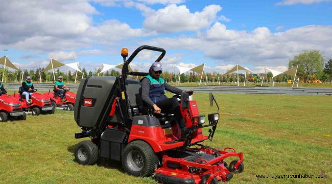 Büyükşehir, 60 bin metrekarelik çim alanını 1 günde biçebilen aracı temizlik filosuna kattı